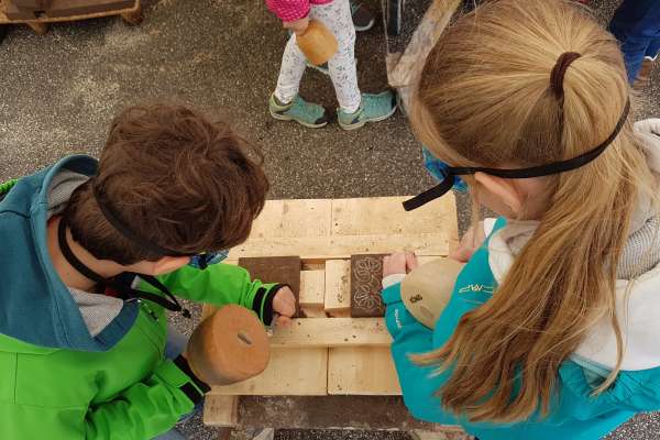 Maulbronn, Mitmach-Aktion und Handwerksvorführung Naturstein