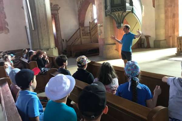 Schüler erleben Denkmale 2022 in der Regiswindiskirche